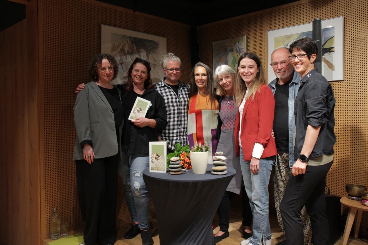 Alle Personen, die am Buch beteiligt waren, gemeinsam am Foto.