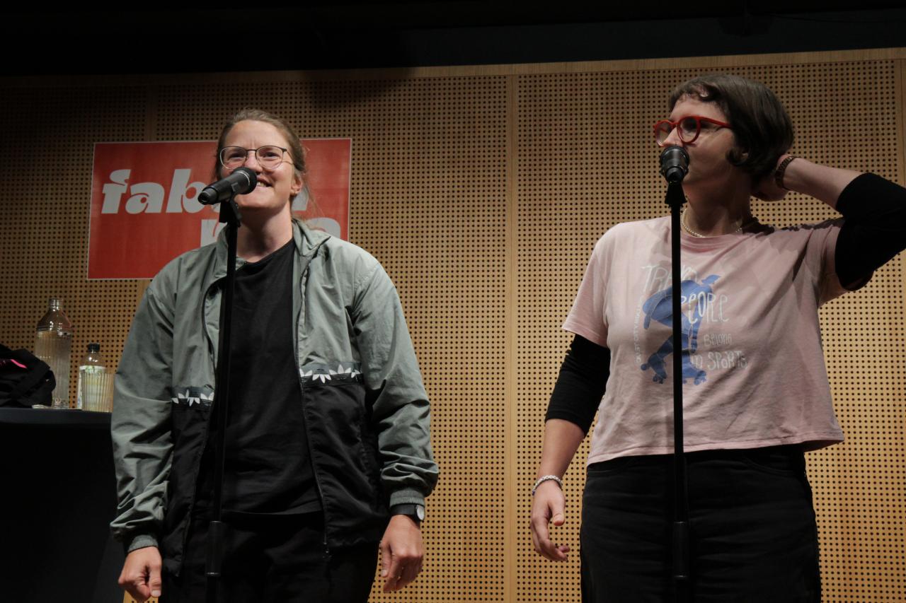 Poetry Slammer*innen in der Bücherei & Spielothek