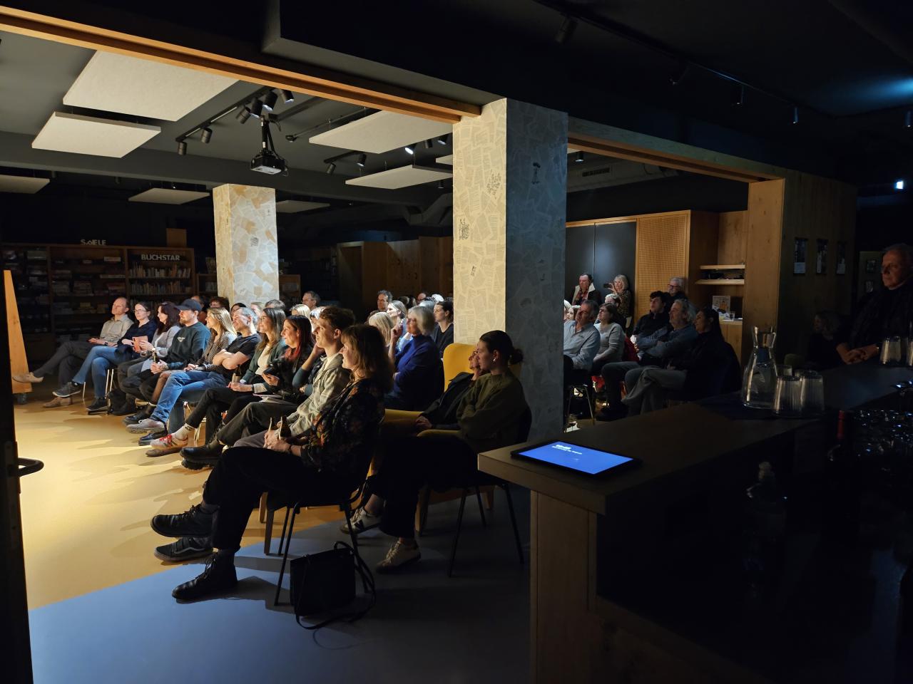 Publikum in der Bücherei & Spielothek