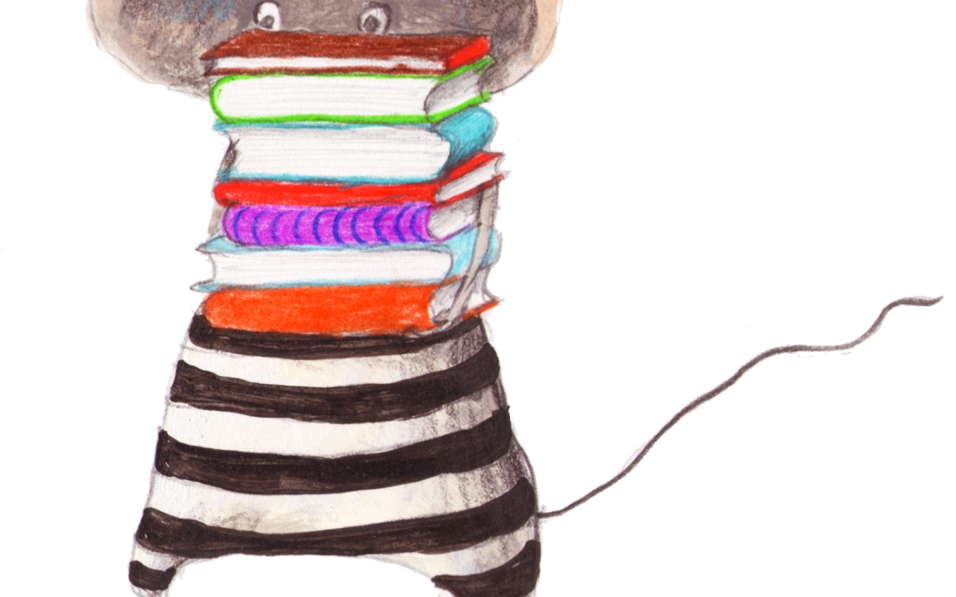 Mio, die Lesemaus trägt einen Stapel Bücher.