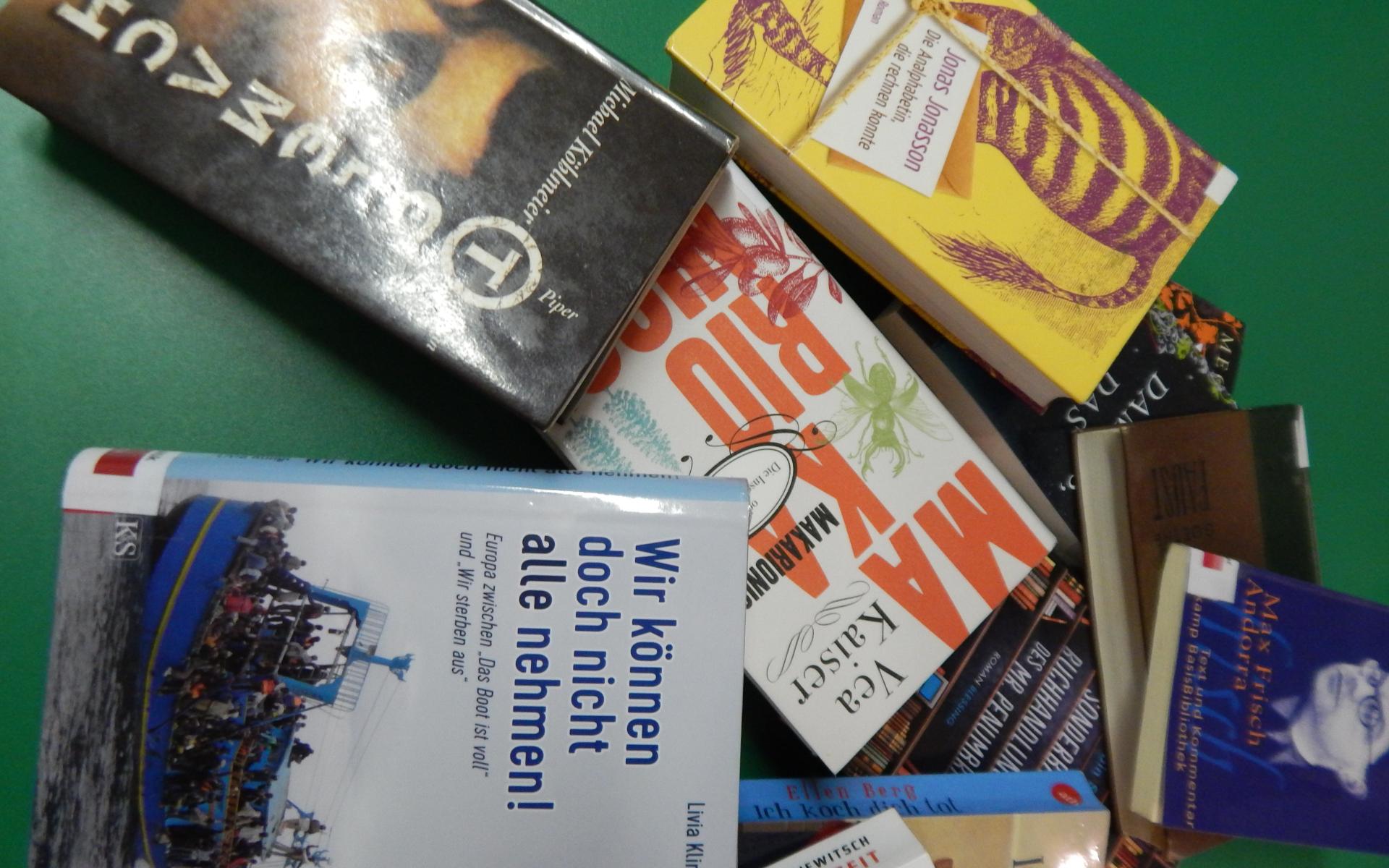 Büchertisch in der Bücherei & Spielothek Telfs