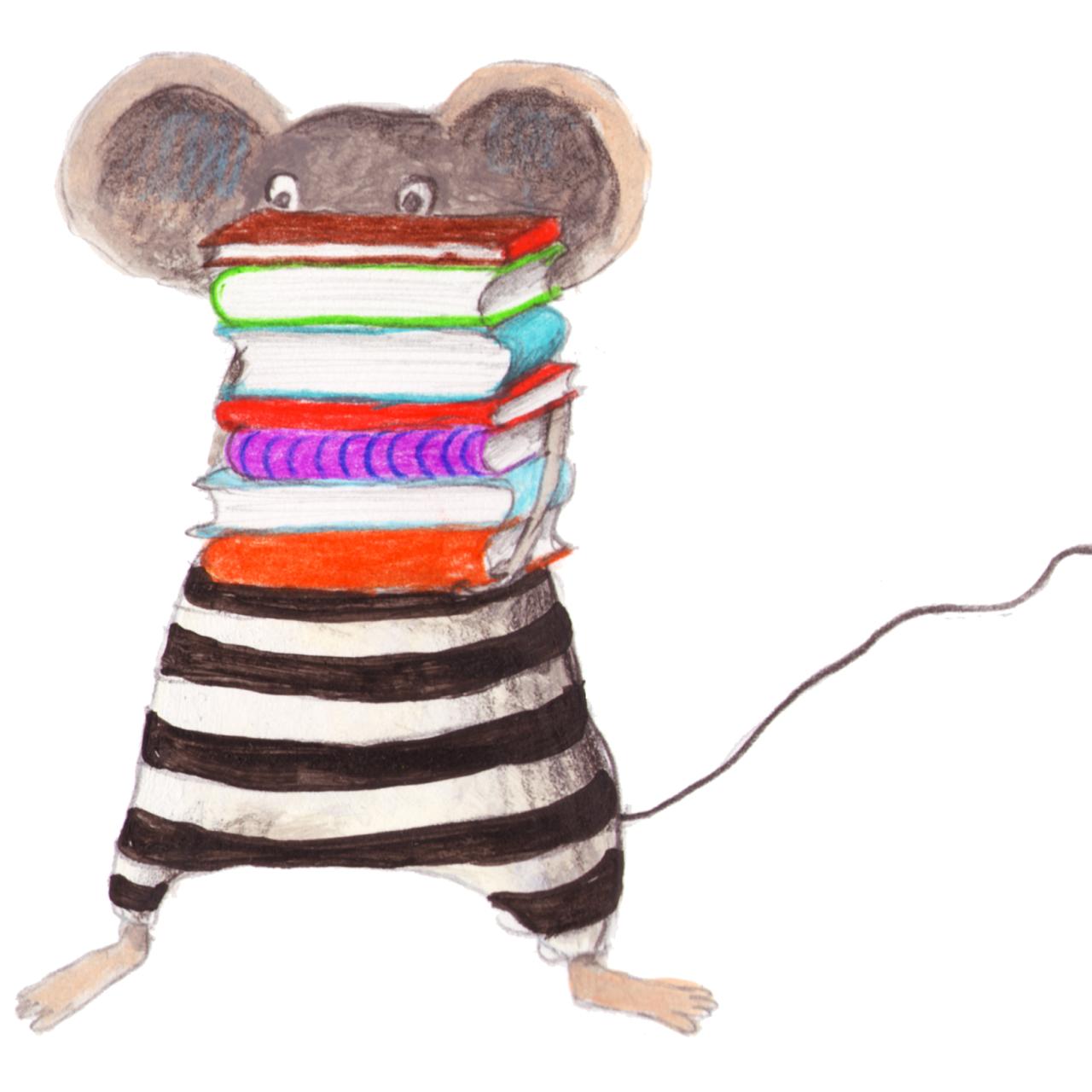 Mio, die Lesemaus trägt einen Stapel Bücher.